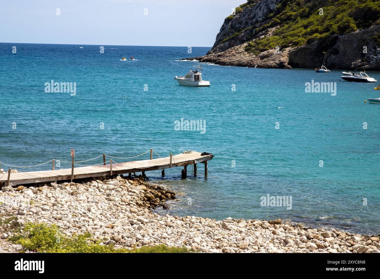 L'île espagnole d'Ibiza montrant le beau front de mer et la promenade à bord et la plage de Cala Llonga en été dans l'île des Baléares Banque D'Images