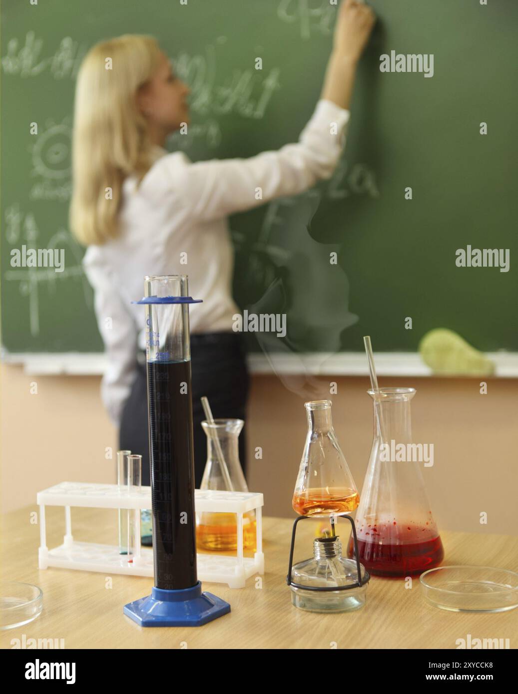 Verrerie de laboratoire de chimie avec formule liquide au niveau de la salle de classe Banque D'Images