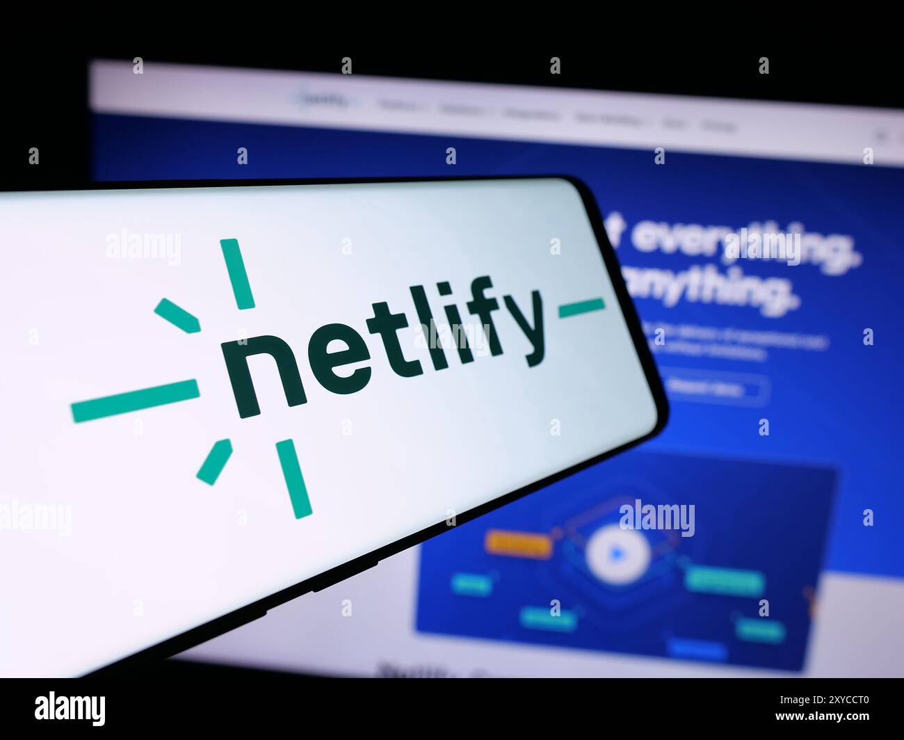 Téléphone portable avec le logo de la société américaine de plate-forme de développement Web Netlify Inc. en face du site Web. Mettez l'accent sur le centre-gauche de l'écran du téléphone. Banque D'Images
