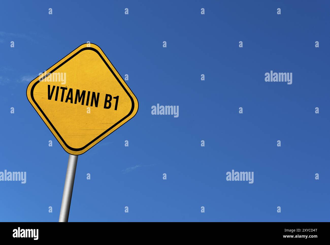 Vitamine B1, signe jaune avec ciel bleu Banque D'Images