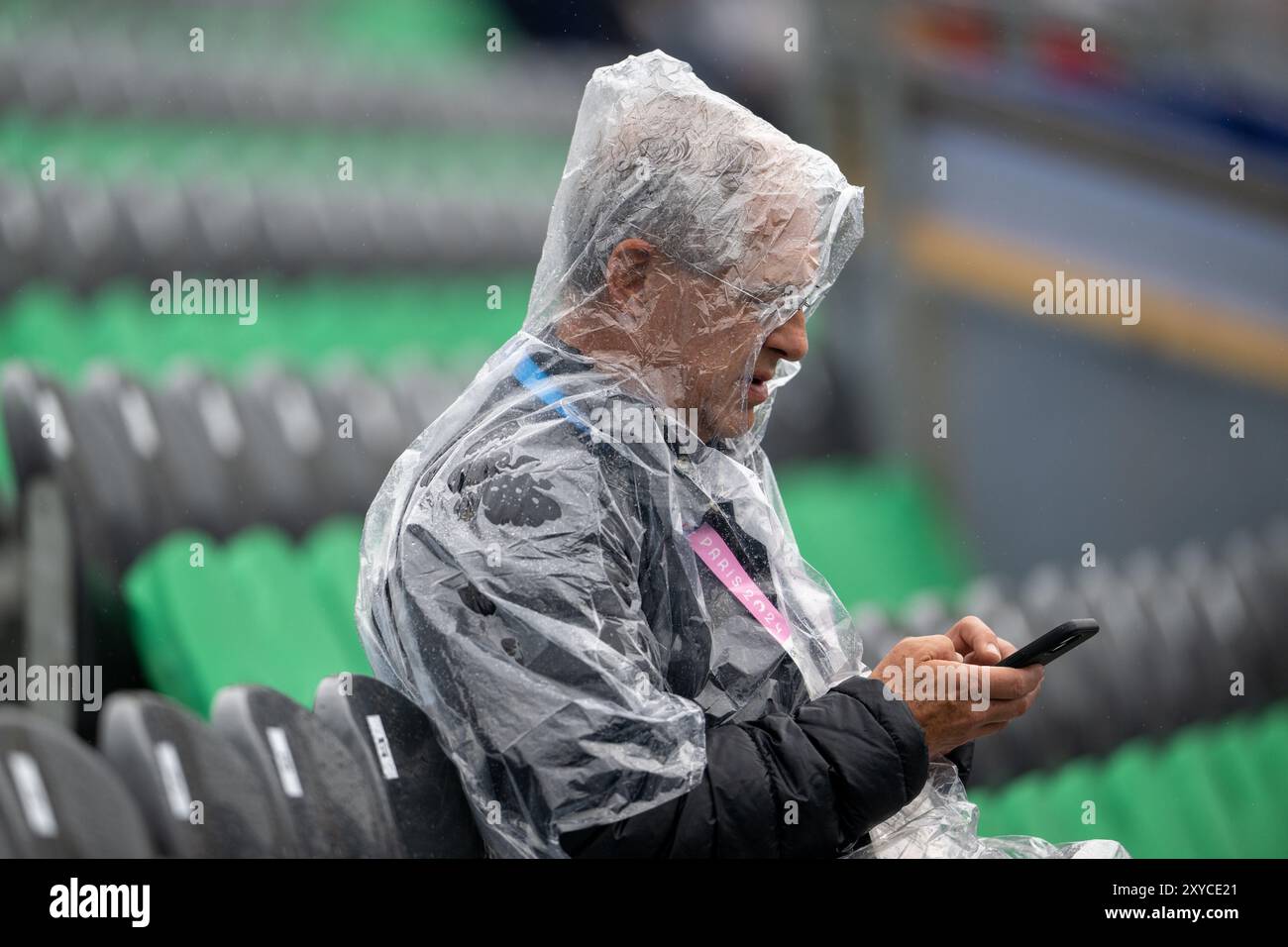 PARIS, FRANCE-26 juillet 2024 : les participants portent des manteaux de pluie avant la cérémonie d'ouverture des Jeux Olympiques de Paris 2024 au stade Trocadéro Banque D'Images