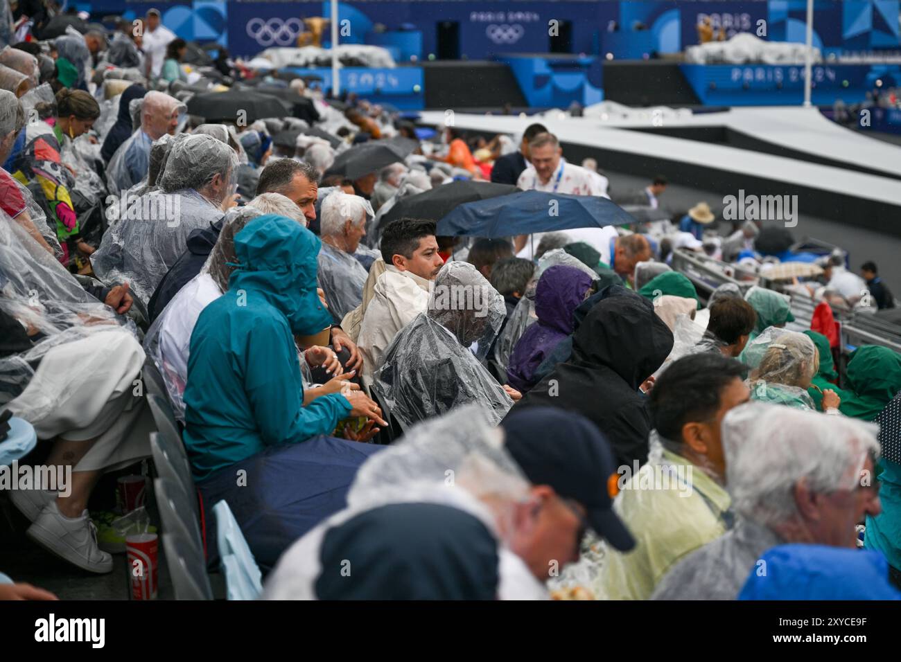 PARIS, FRANCE-26 juillet 2024 : les participants portent des manteaux de pluie avant la cérémonie d'ouverture des Jeux Olympiques de Paris 2024 au stade Trocadéro Banque D'Images