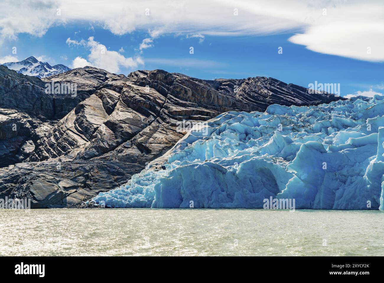 Superbe vue sur le glacier de Iceberg Bleu Gris sur gris avec le lac Rock mountain au Parc National Torres del Paine, dans le sud de la Patagonie Chilienne Ice Banque D'Images