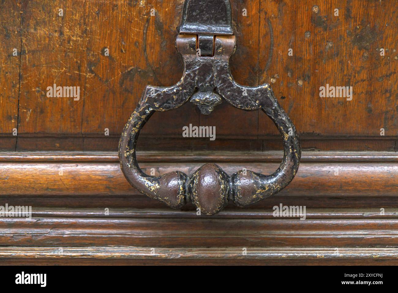 Poignée de porte en métal antique sur porte en bois Banque D'Images