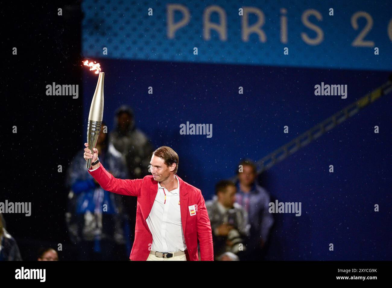 PARIS, FRANCE-26 juillet 2024 : Rafael Nadal, de l'équipe d'Espagne, tient la flamme olympique en hauteur lors de la cérémonie d'ouverture des Jeux Olympiques de Paris 2024 Banque D'Images