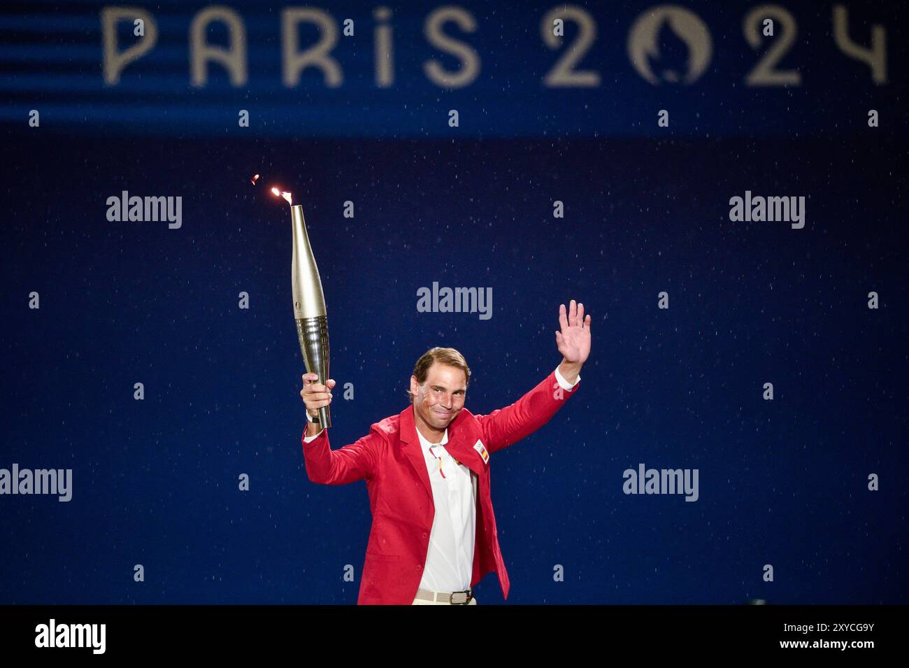 PARIS, FRANCE-26 juillet 2024 : Rafael Nadal, de l'équipe d'Espagne, tient la flamme olympique en hauteur lors de la cérémonie d'ouverture des Jeux Olympiques de Paris 2024 Banque D'Images