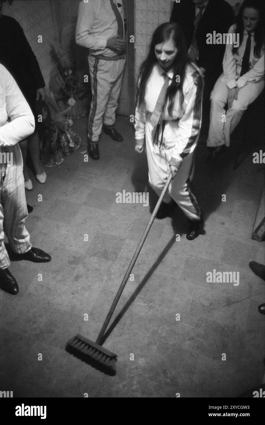 Balai dansant des années 1970 Killorglin Irlande. Biddy Boys célébrant la Sainte Brigit celtique ou Sainte Brigid qui était une déesse de l'Irlande pré-chrétienne. Le 1er février est son jour des Saints. Les Biddy Boys (ne sont pas exclusivement de jeunes hommes) vont de maison en maison et de pub en pub jouant de la musique, dansant, chantant et apportant bonne chance sur le ménage visité. La célébration dure plusieurs jours. Killorglin, County Kerry, Eire, Irlande du Sud 2 février 1972 Eire HOMER SYKES Banque D'Images