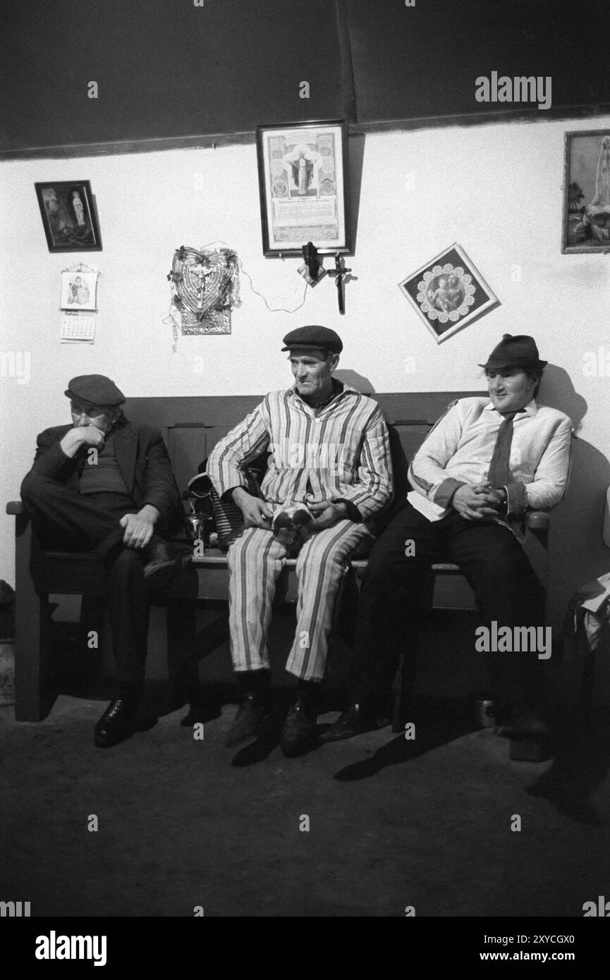 Irlande rurale des années 1970 Biddy Boys se reposant dans un pub local. Le festival folklorique annuel célèbre le Saint celtique, St Brigit ou St Brigid. Ses célébrations de jour des saints quand les Biddy Boys vont de maison en maison à un pub local et visitent des fermes périphériques. Killorglin, comté de Kerry, Irlande du Sud février 1972 1970 Eire HOMER SYKES Banque D'Images