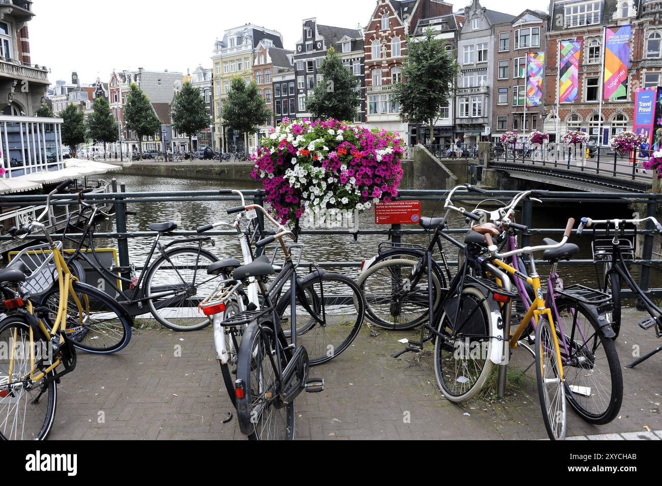 Vélos garés sur un pont-canal à Amsterdam, Pays-Bas Banque D'Images