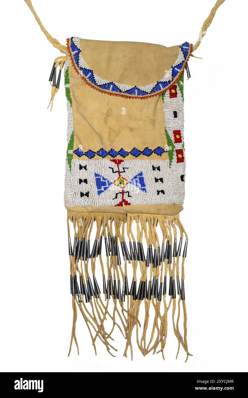 Sac des Indiens d'Amérique du Nord. Fabriqué à partir de peau de cerf brodé avec des perles de verre colorées et des cordons de cuir sur un fond blanc Banque D'Images