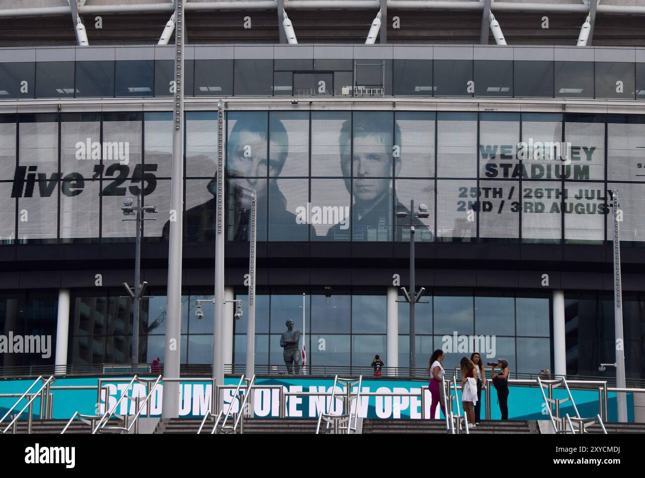 Londres, Royaume-Uni. 28 août 2024. Les écrans du stade de Wembley annoncent les prochains concerts d'Oasis, actuellement prévus pour cinq soirs en juillet et août 2025 dans le célèbre stade. Le groupe de rock de Manchester, dirigé par Noel et Liam Gallagher, a récemment annoncé une tournée de retrouvailles après 15 ans. (Photo de Vuk Valcic/SOPA images/SIPA USA) crédit : SIPA USA/Alamy Live News Banque D'Images