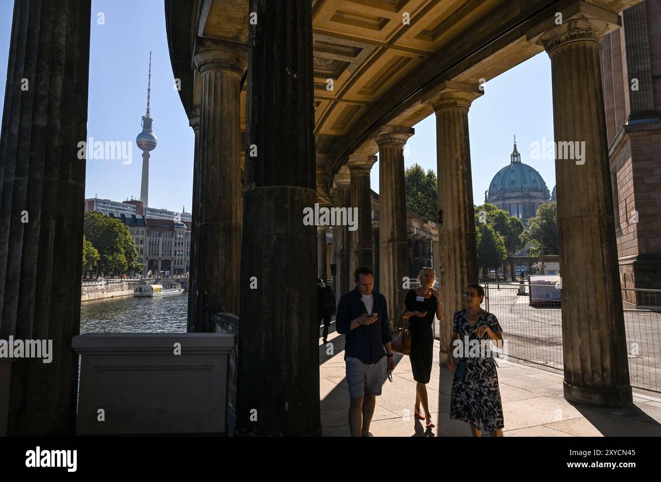 Berlin, Allemagne. 29 août 2024. Les colonnades répertoriées sur l’île aux musées sur les rives de la Spree, restaurées dans leur état d’origine, seront présentées lors d’un événement de presse organisé par la Fondation du patrimoine culturel prussien (SPK). Crédit : Jens Kalaene/dpa/Alamy Live News Banque D'Images