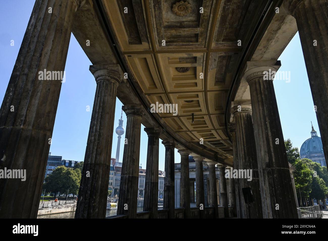 Berlin, Allemagne. 29 août 2024. Les colonnades répertoriées sur l’île aux musées sur les rives de la Spree, restaurées dans leur état d’origine, seront présentées lors d’un événement de presse organisé par la Fondation du patrimoine culturel prussien (SPK). Crédit : Jens Kalaene/dpa/Alamy Live News Banque D'Images