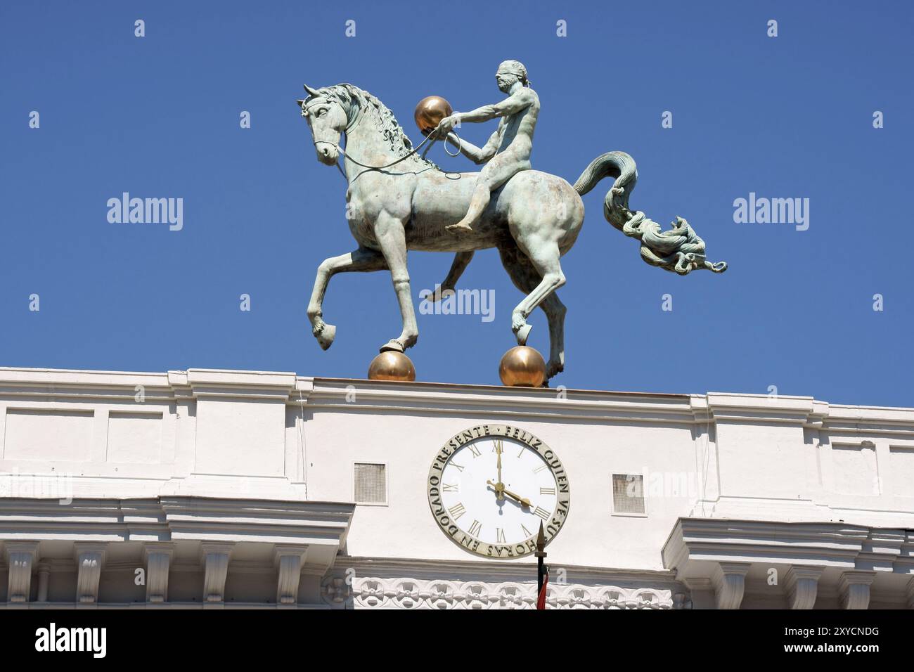 Grenade, Espagne, 13 août 2011 : Ayuntamiento de Granada (Hôtel de ville) à Plaza del Carmen, Espagne. Détail de la statue équestre en bronze de Ramiro Meg Banque D'Images