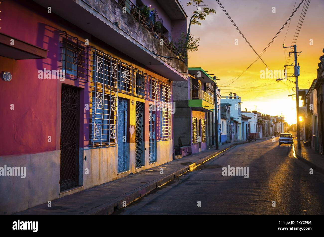 La lumière chaude du coucher de soleil brille sur les rues vides du centre-ville du patrimoine mondial dans la ville cubaine de Camaguey, une ville latino-américaine unique dans le Banque D'Images