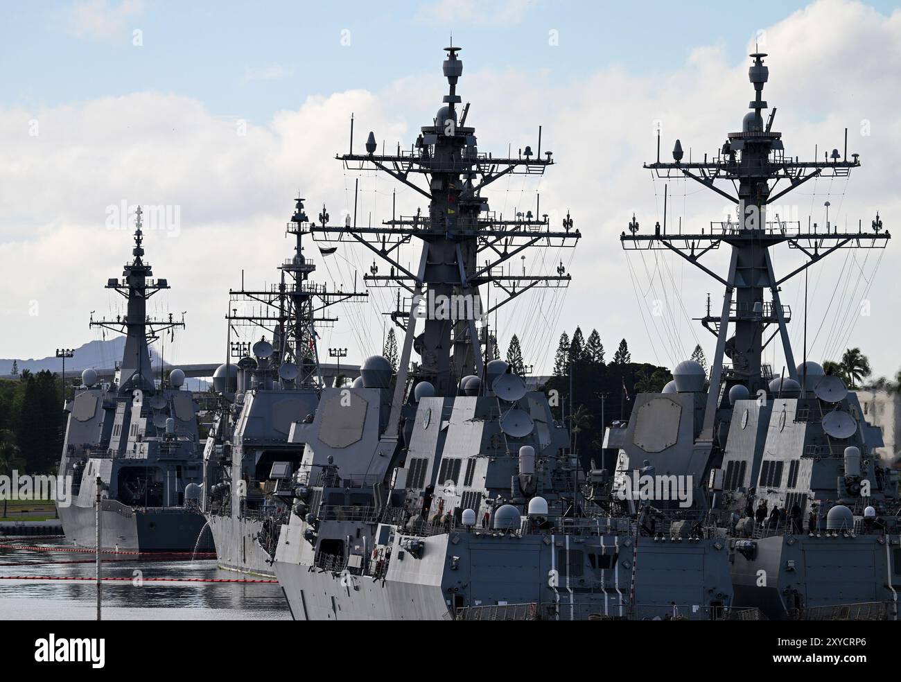 Honolulu, États-Unis. 31 juillet 2024. Les navires de guerre de la marine sont amarrés dans le port naval de Pearl Harbor pendant la rive du Pacifique (RIMPAC, 26.06.) Exercice militaire mené par les États-Unis. Crédit : Soeren Stache/dpa/Alamy Live News Banque D'Images