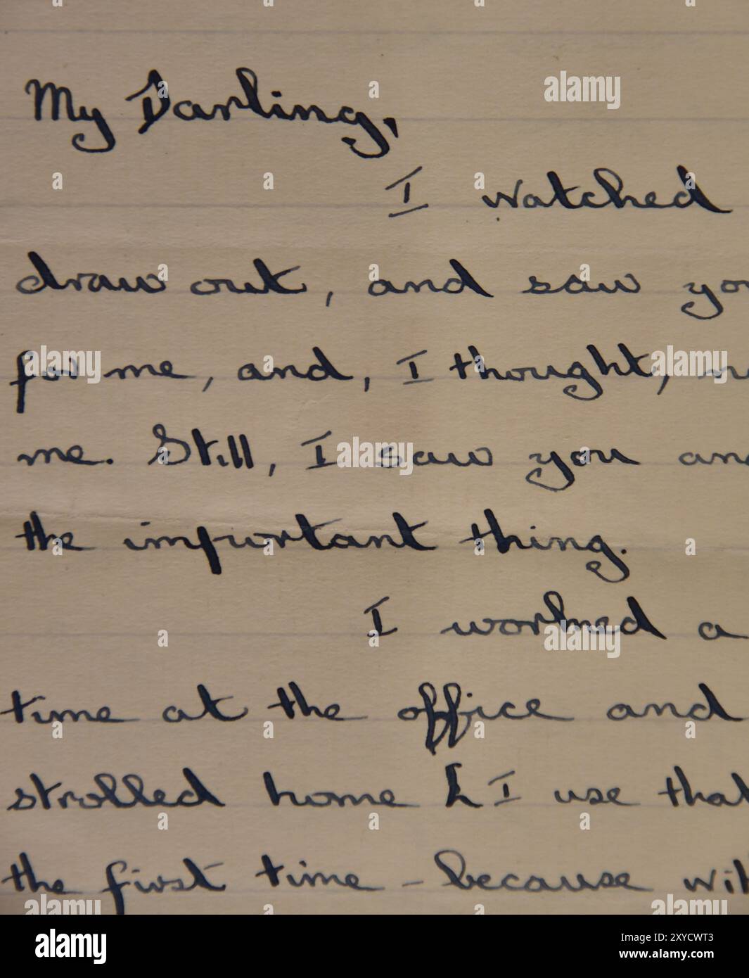 Extrait d'une ancienne lettre manuscrite des années 1940 avec écriture typique de cette époque Banque D'Images