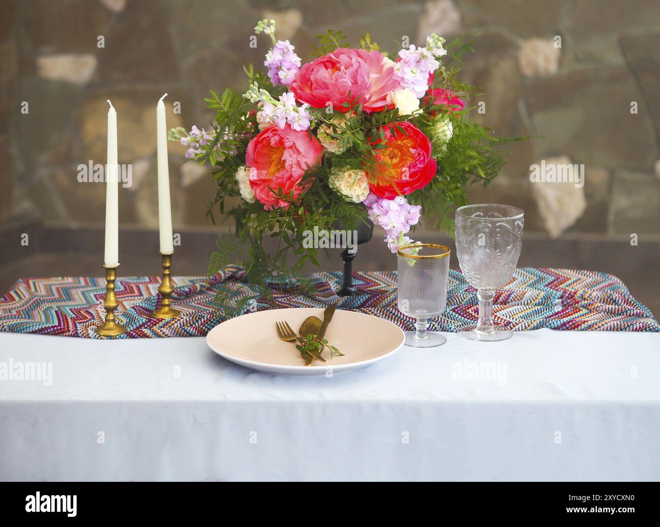 Réglage de la table de style vintage est décorée de fleurs en rose et bleu couleurs Banque D'Images