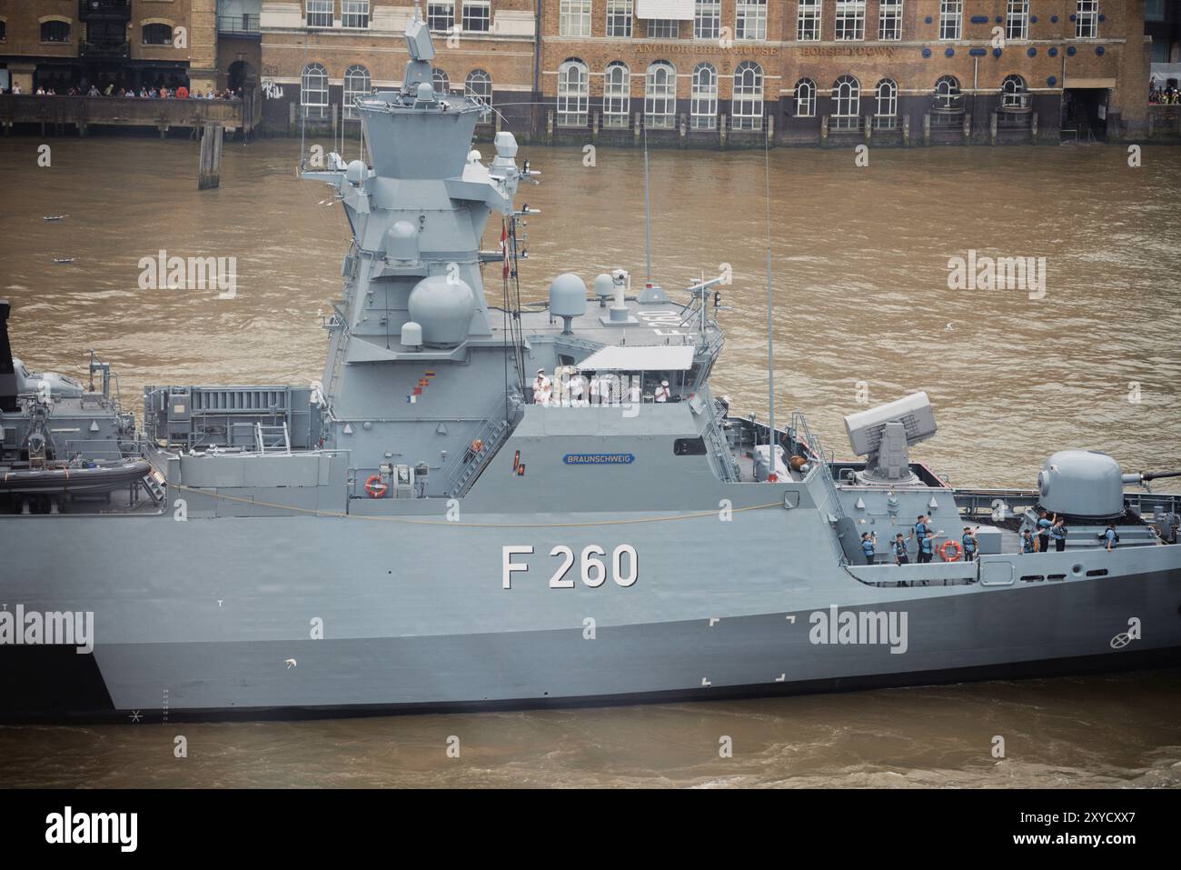 Un Braunschweig (F260), le navire de tête de la corvette de classe Braunschweig de la marine allemande, est remorqué vers l'arrière à travers Tower Bridge Banque D'Images