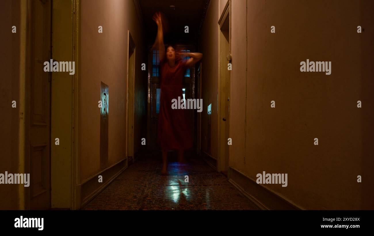 Figure effrayante dans un couloir sombre. Concept de peur. Banque D'Images