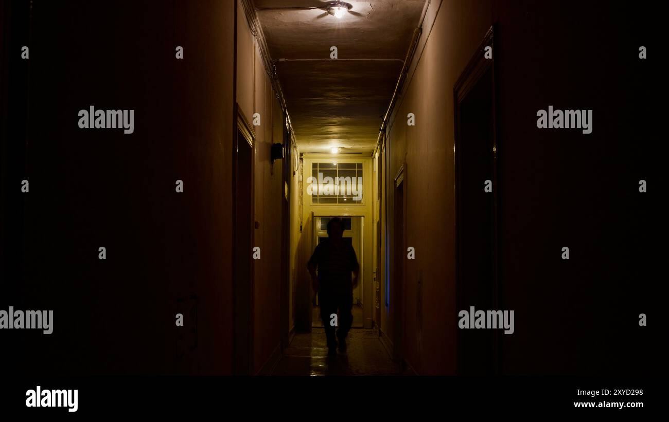 Figure effrayante dans un couloir sombre. Banque D'Images