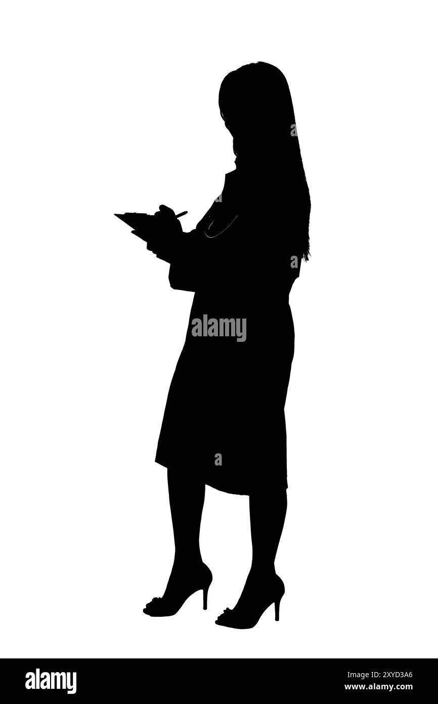 Profil isolé pleine longueur d'une jolie femme médecin asiatique avec blouse de laboratoire blanche, stéthoscope souriant et écrivant des notes dans le presse-papiers bleu avec son hea Banque D'Images Profil isolé pleine longueur d'une jolie femme médecin asiatique avec blouse de laboratoire blanche, stéthoscope souriant et écrivant des notes dans le presse-papiers bleu avec son hea Banque D'Images