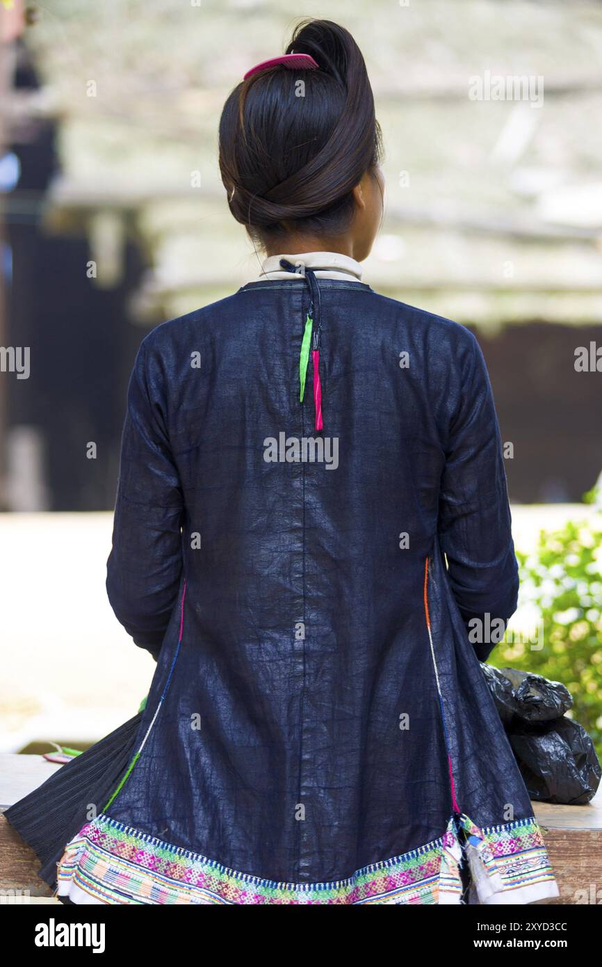 Biasha, Chine, 17 septembre 2007 : arrière d'une femme de la minorité ethnique Miao en veste bleue traditionnelle et chignon tressé à l'avant au village Miao de Bia Banque D'Images
