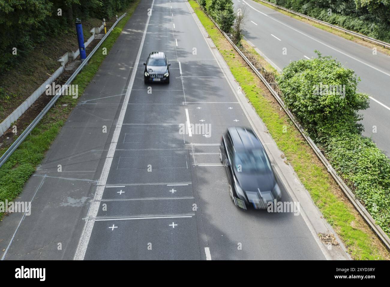 Piste d'essai pour une caméra de vitesse fixe sur une route à 4 voies à Duesseldorf, Allemagne, Europe Banque D'Images