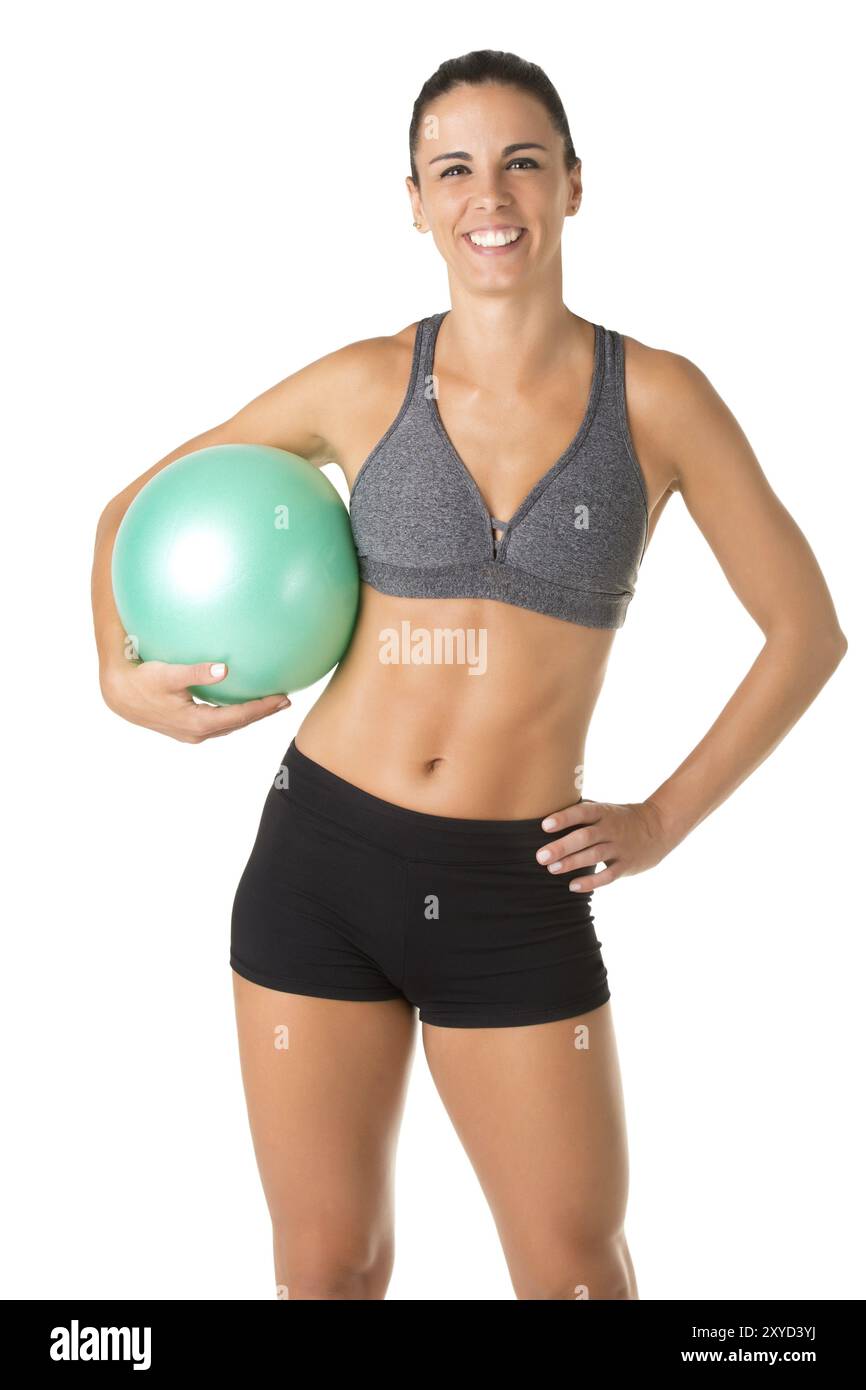 Fit woman debout et tenant un ballon pilates, isolé en blanc Banque D'Images