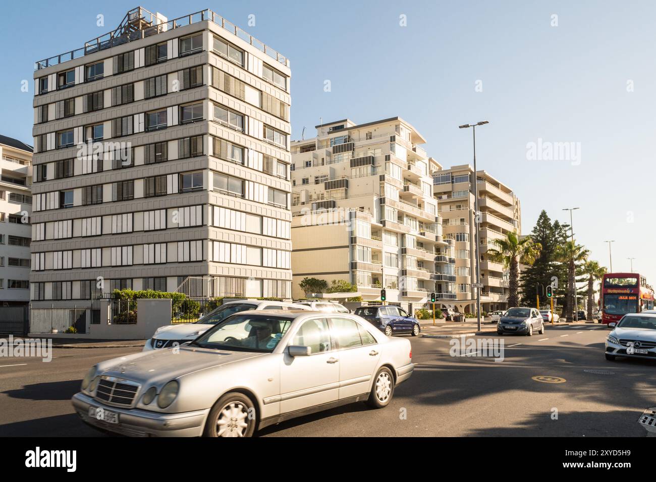Beach Road, Sea point et des blocs d'appartements, appartements ou condominiums bordent la route très fréquentée dans une banlieue côtière du Cap, Afrique du Sud Banque D'Images