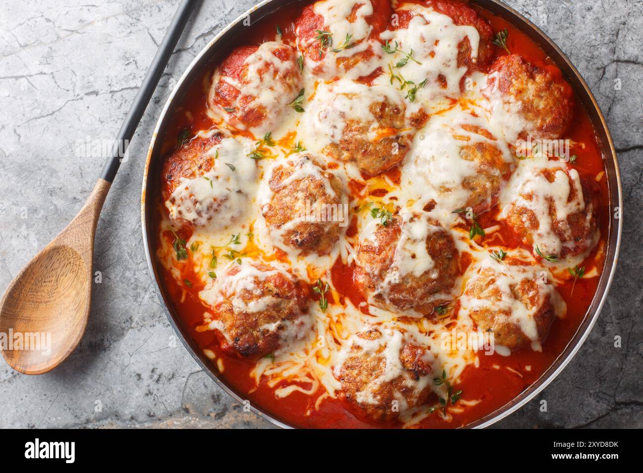 Casserole de boulettes de viande au fromage cuite avec sauce tomate dans le four faire un gros plan sur la table. Vue horizontale de dessus Banque D'Images