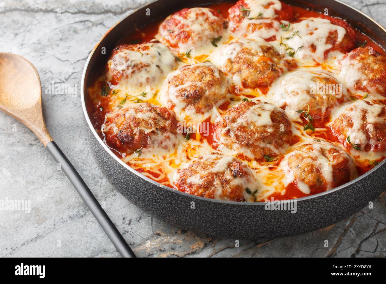 Casserole de boulettes de viande au fromage cuite avec sauce tomate dans le four faire un gros plan sur la table. Horizontal Banque D'Images