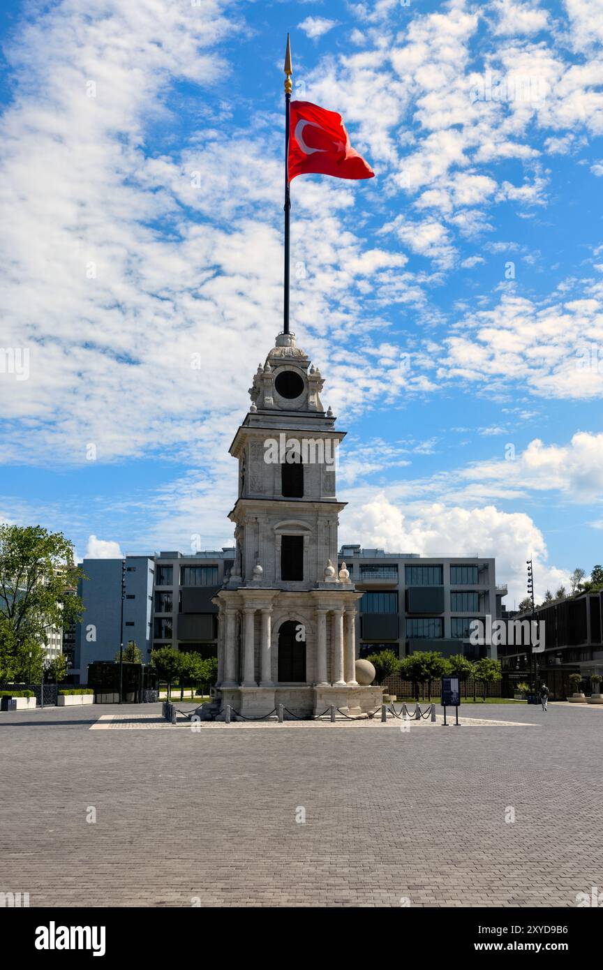 Tour de l'horloge Torphane, avec drapeau turc, Galataport, Istanbul, Turquie - commandée par le sultan Abdulmejid Banque D'Images
