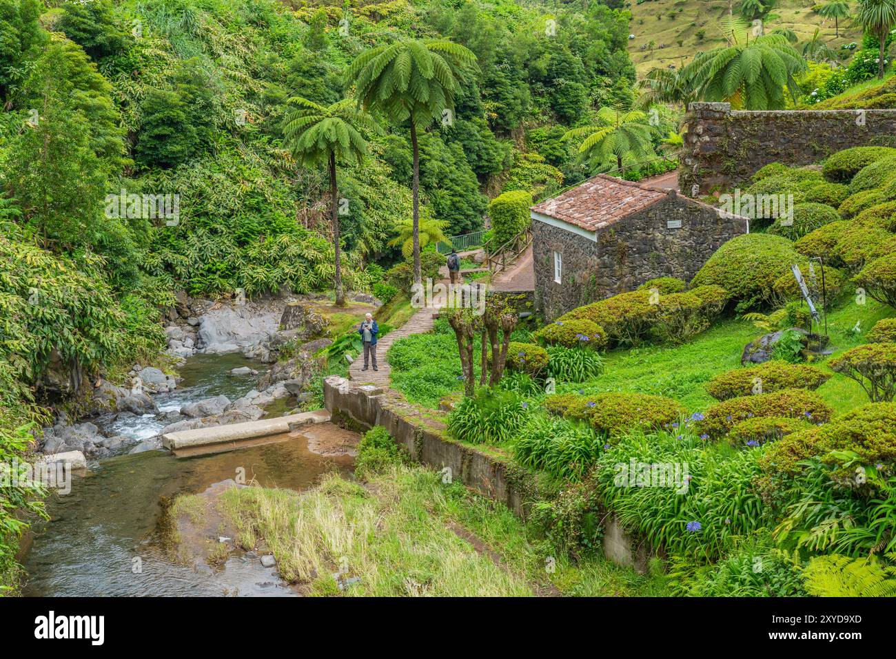 Sao Miguel, Portugal - juin 7,2024 : les gens au Parque Natural da Ribeira dos Caldeiroes, avec une maison en pierre, Sao Miguel, Açores Banque D'Images