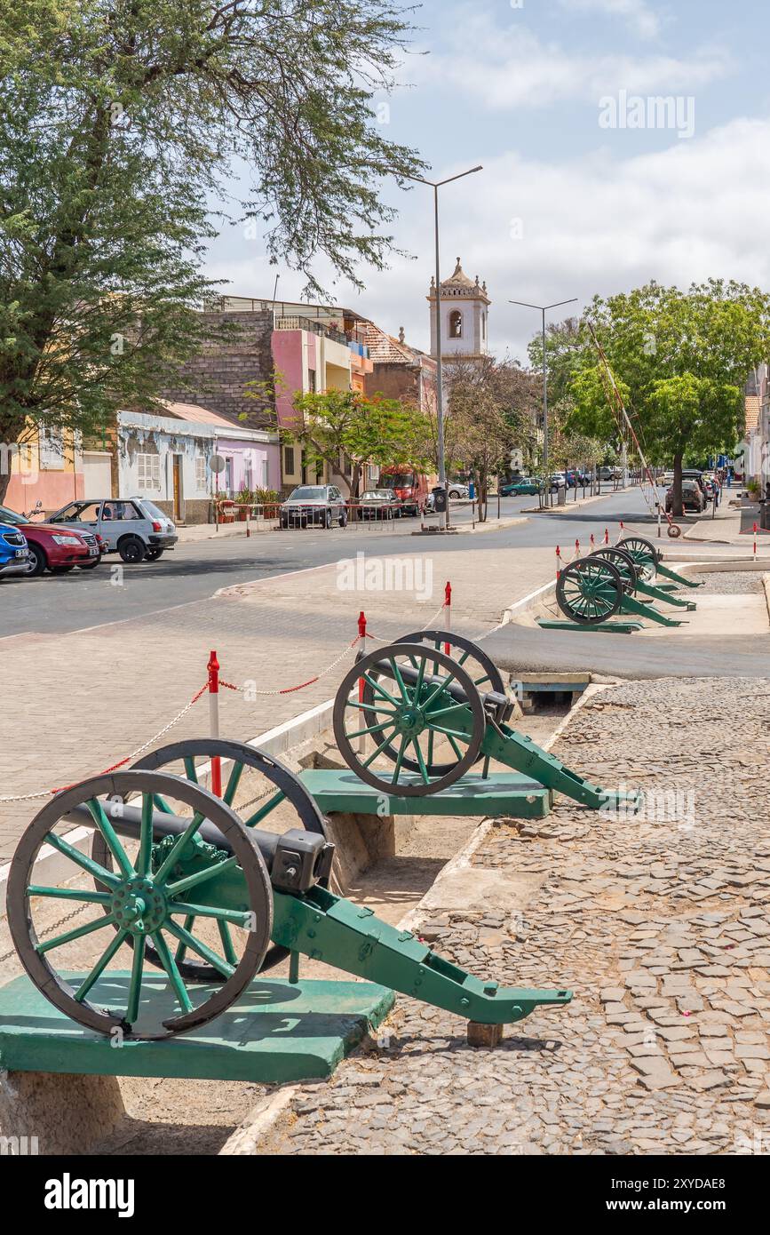 Ville de Praia sur l'île de Cabo Verde, Afrique avec de vieux canons sur roues, vertical Banque D'Images