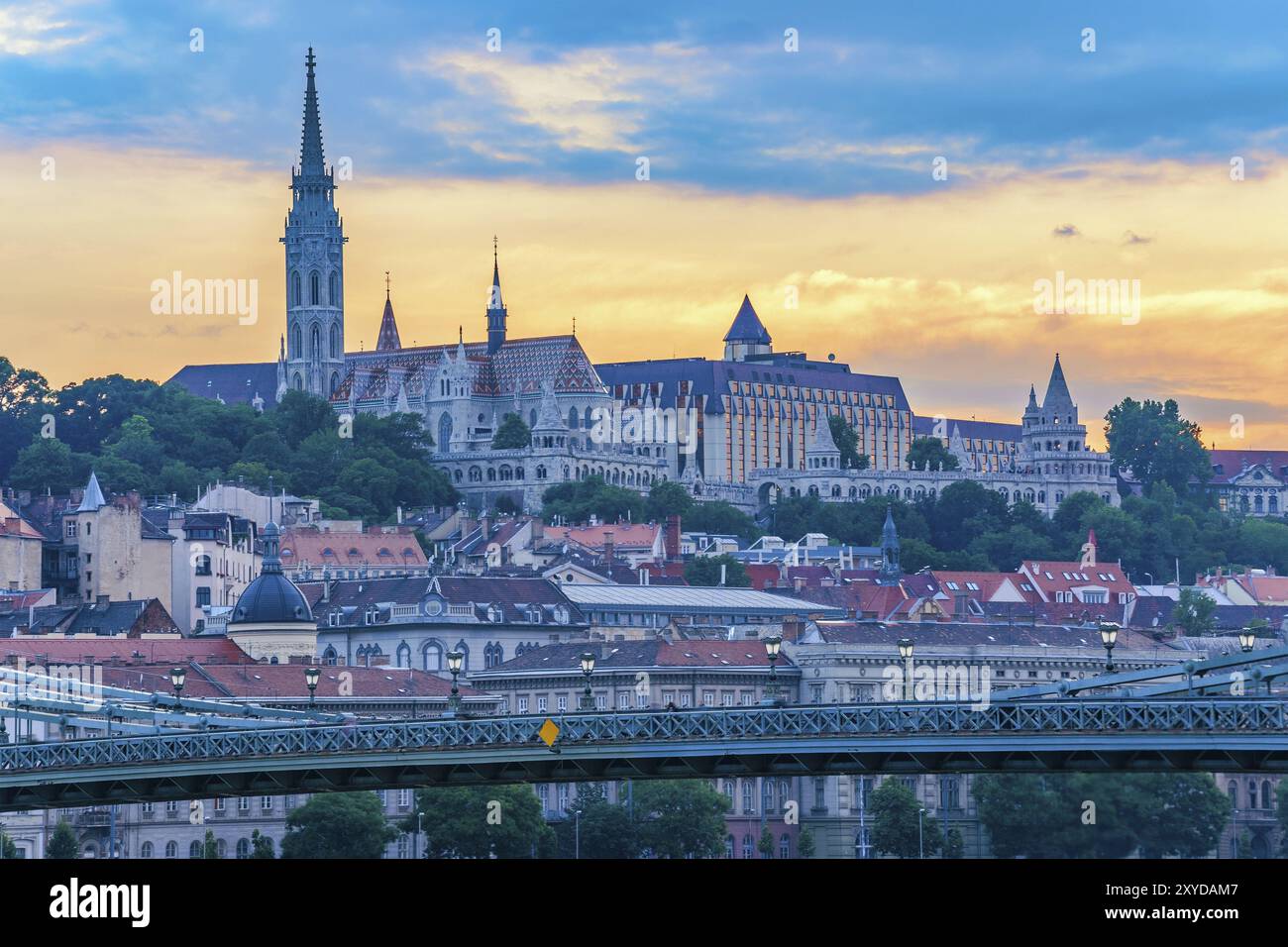 Bastion des pêcheurs et ville de Budapest au coucher du soleil, Budapest, Hongrie, Europe Banque D'Images