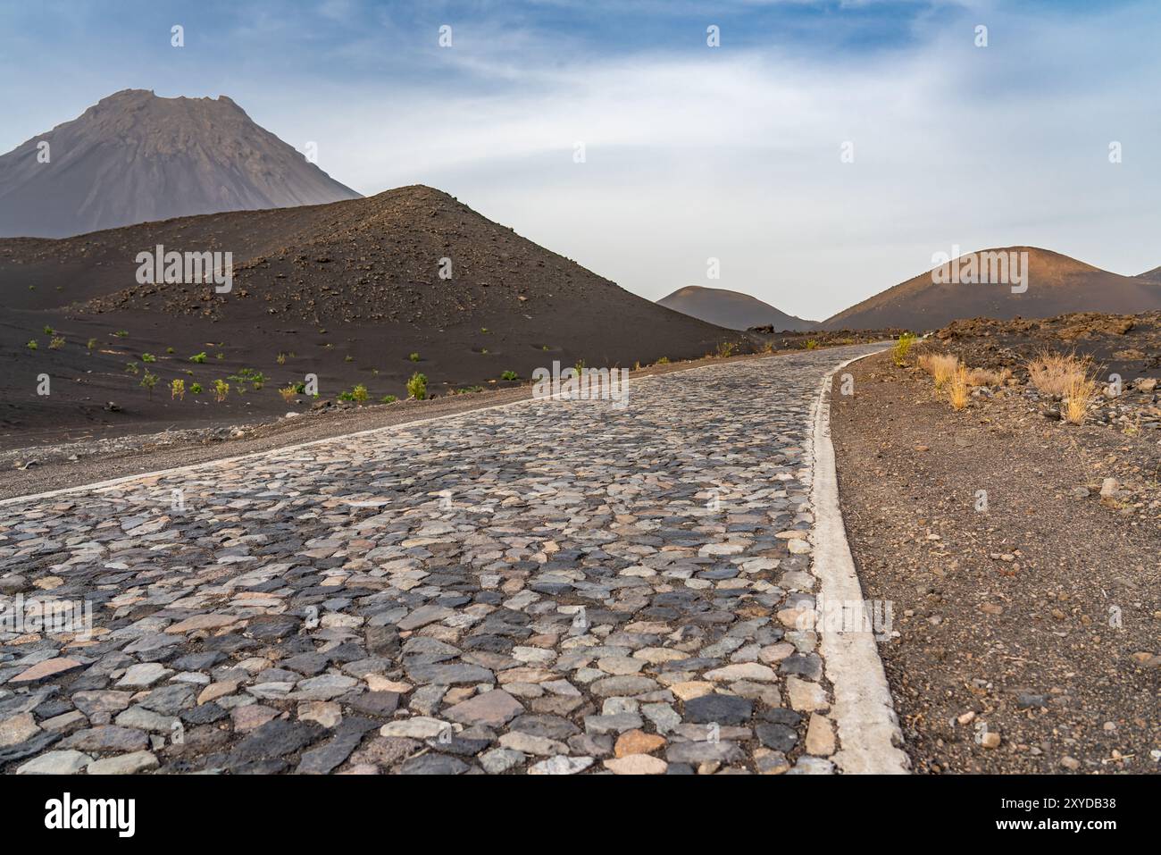 Une route de pierre dans le champ de lave à Pico do Fogo à Cha das Caldeiras, Cap-Vert Fogo Islaand Banque D'Images