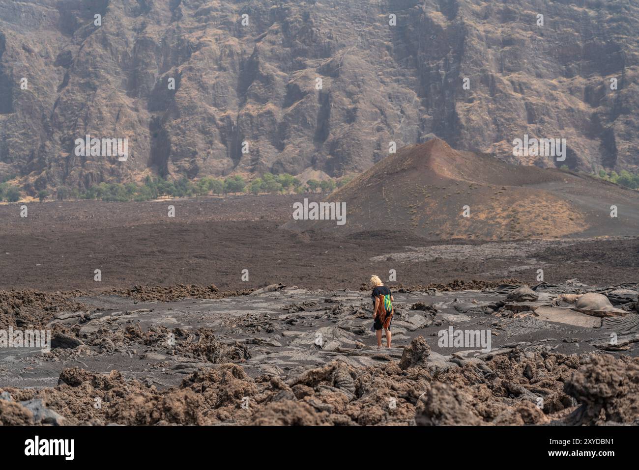 Vue arrière d'une femme dans le champ de lave à Pico do Fogo au village de Cha das Caldeiras, Cap-Vert Banque D'Images