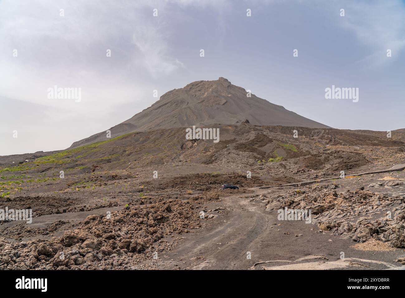 Paysage avec le Pico do Fogo dans le cratère avec lave à Cha das Caldeiras, Cap Vert, île de Fogo Banque D'Images