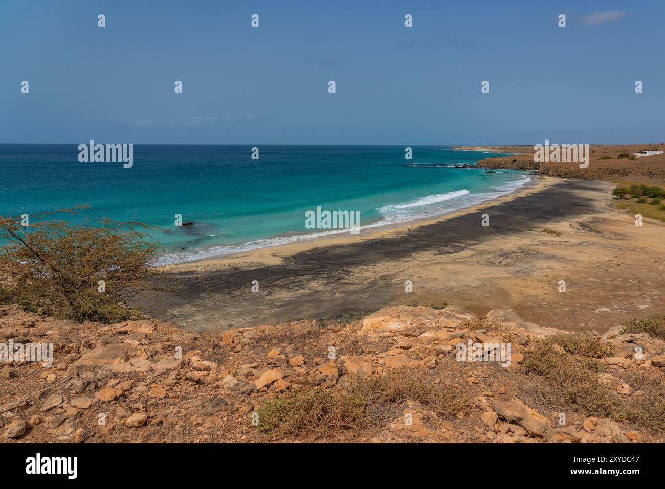 Îles Maio belle plage de sable vide avec de l'eau turquoise claire de l'océan avec le ciel bleu, Cap-Vert Banque D'Images