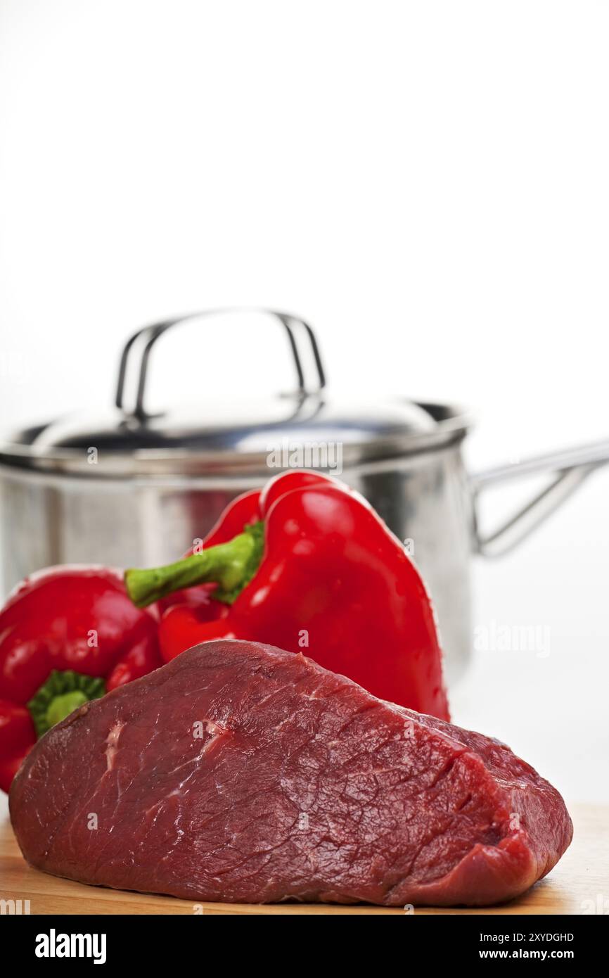 Viande crue sur une planche à découper en bois Banque D'Images