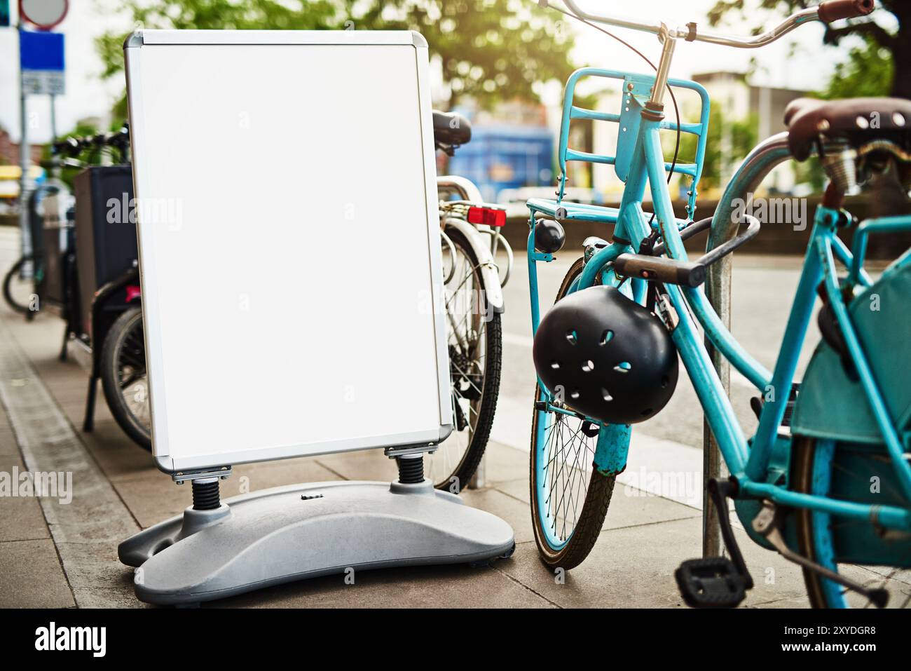 Vélo, maquette et signe à la station de location pour les déplacements, le tourisme ou les transports en commun sûrs dans la ville. Vélo, affiche et espace avec service de vente au détail pour Banque D'Images