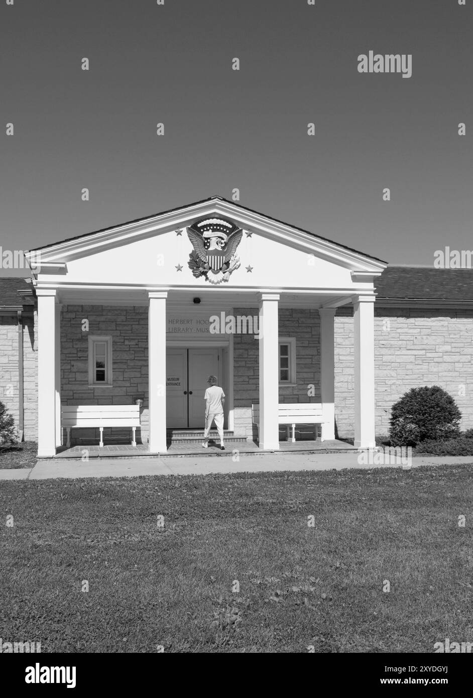 Femme caucasienne (55 à 60 ans) entrant au Herbert Hoover Presidential Library Museum à West Branch, Iowa, États-Unis. Banque D'Images