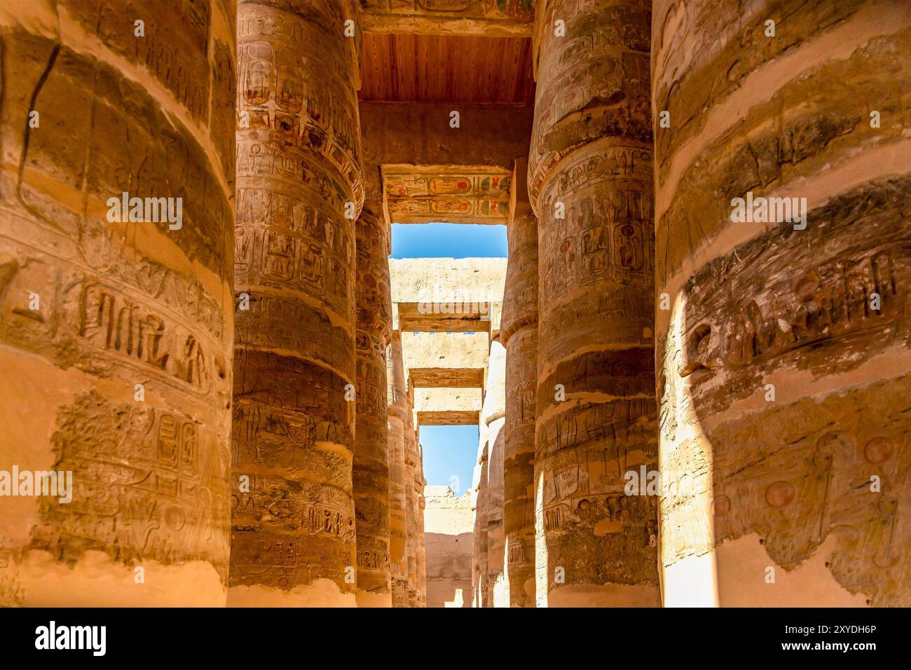Promenez-vous dans l'immense salle des colonnes à Karnak, une forêt de piliers imposants qui soutenaient autrefois le toit d'un magnifique temple dédié Banque D'Images