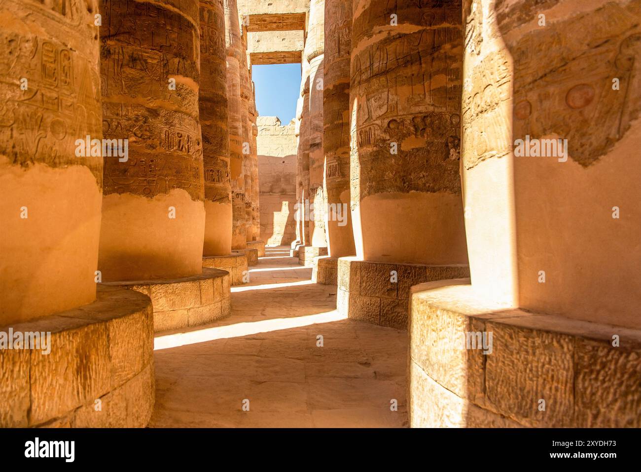 Découvrez la grandeur de la salle des colonnes de Karnak, une vaste salle soutenue par des centaines de piliers imposants, créant une vue à couper le souffle qui a émerveillé Banque D'Images