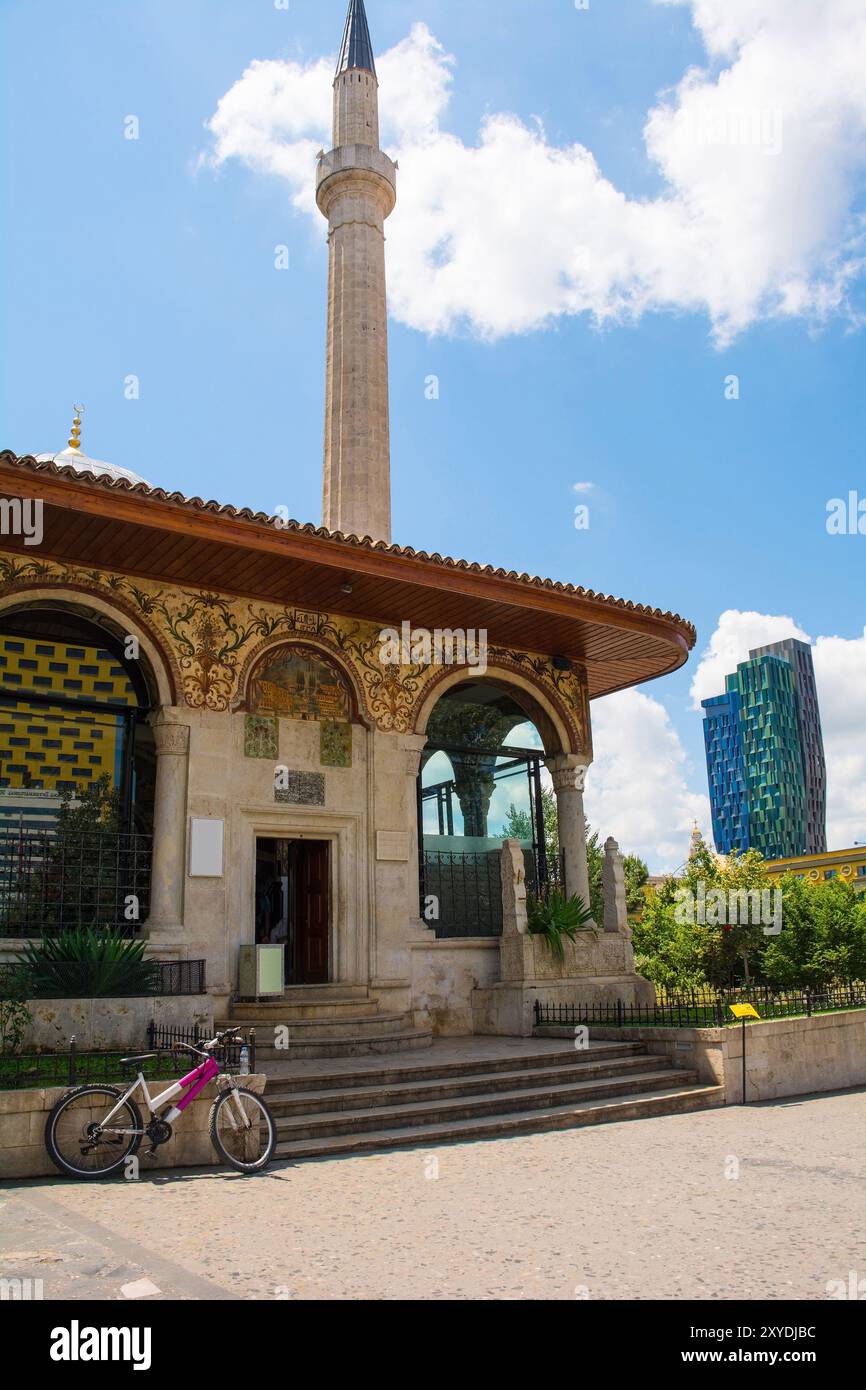 Le portique d'entrée de la mosquée Ethem Bey dans le centre de Tirana, Albanie. Cette mosquée historique ottomane-baroque date du début des années 1820, Banque D'Images