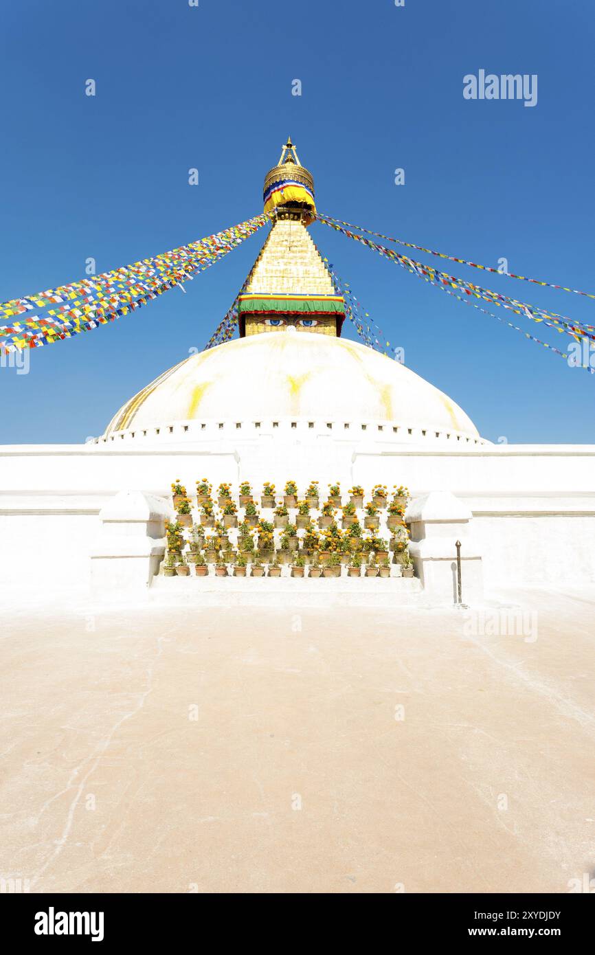 Les yeux sur blanc deuxième niveau de Stupa Boudhanath à Katmandou, au Népal, le 23 octobre 2013. La verticale Banque D'Images