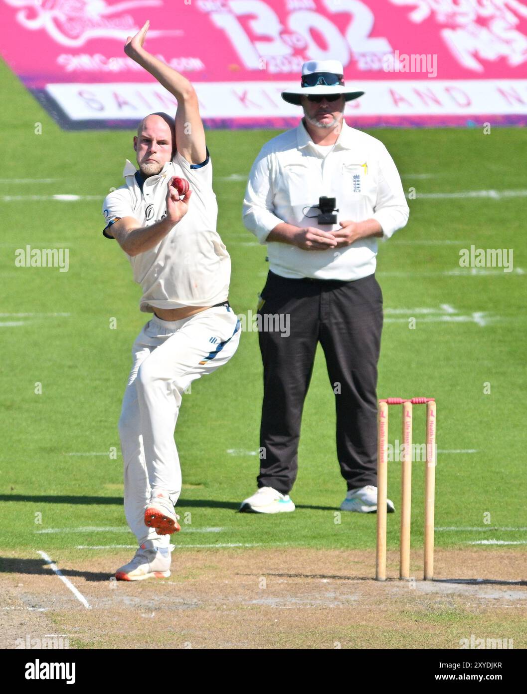 Hove UK 29 août 2024 - Zak Chappell bowling pour le Derbyshire lors de la première journée du match de cricket Vitality County Championship League Two entre Sussex et Derbyshire au 1er Central County Ground à Hove : crédit Simon Dack /TPI/ Alamy Live News Banque D'Images