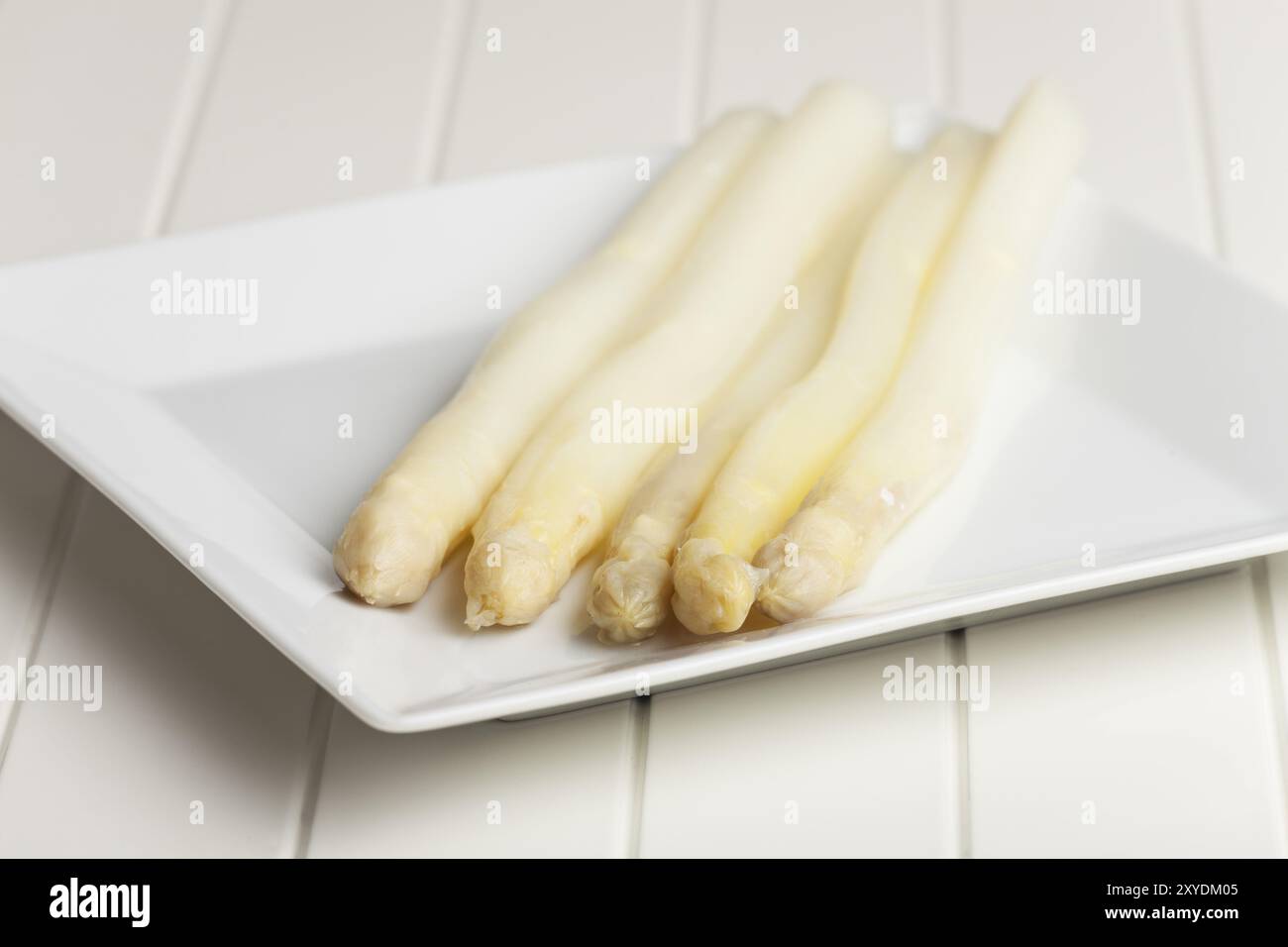 Asperges cuites sur une assiette blanche Banque D'Images