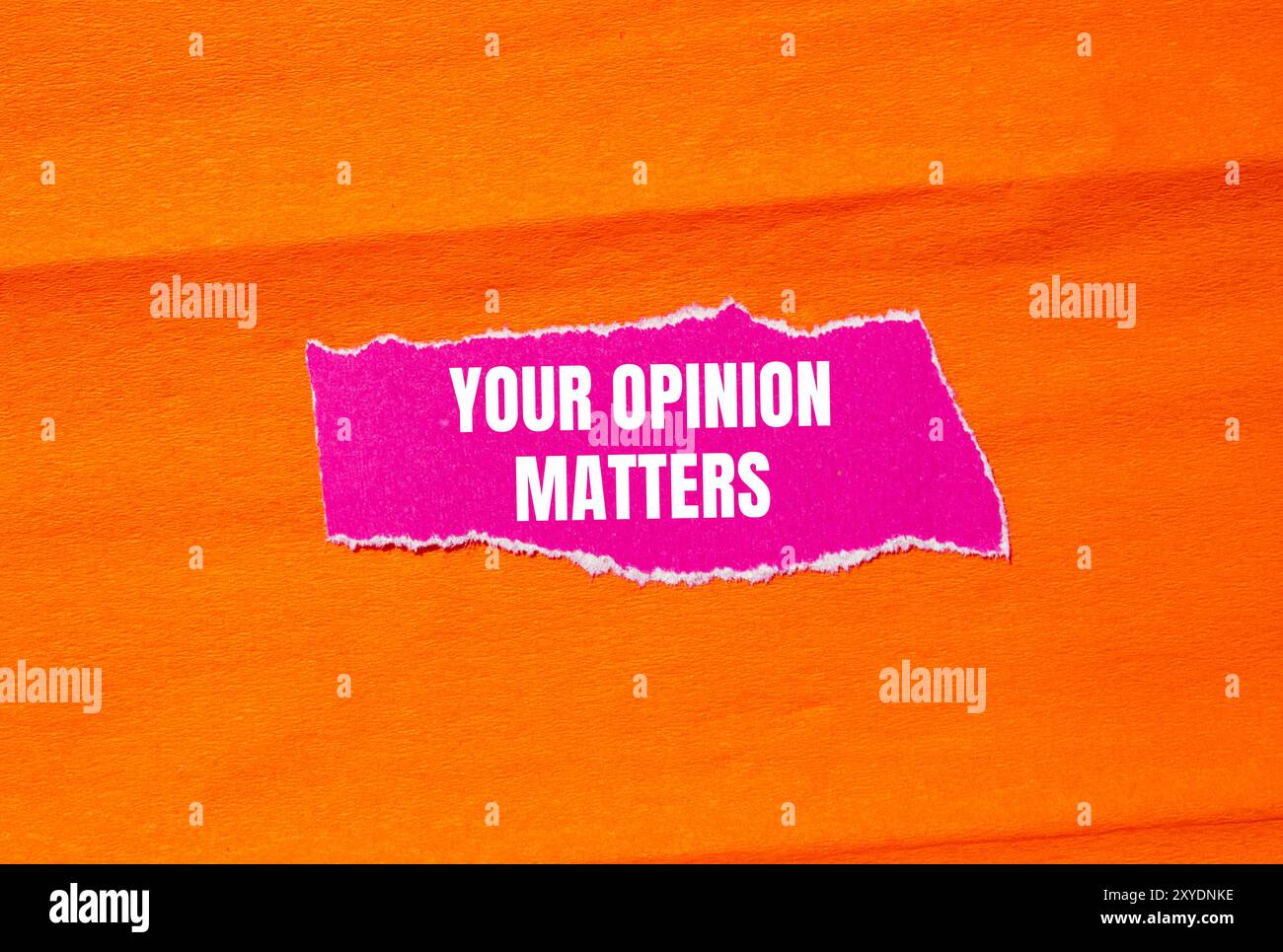 Votre opinion compte message écrit sur papier rose déchiré déchiré avec fond orange. Conceptuel votre opinion compte. Copier l'espace. Banque D'Images